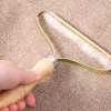 پرزگیر دسته چوبی مخصوص جمع آوری موی حیوانات از روی مبل و فرش